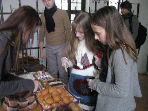Az iskolánk Diáktanácsának kezdeményezésére tanulóink süteményvásárt szerveztek