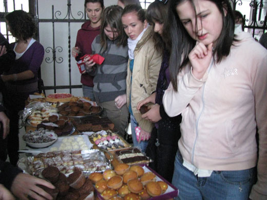 Az iskolánk Diáktanácsának kezdeményezésére tanulóink süteményvásárt szerveztek