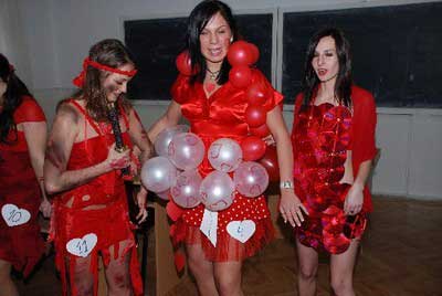Valentin-nap az Adyban. Piros ruhás divatbemutatóval, andalító zenével és szerelmes táncokkal ünnepelték a X-XI.-es diákok a sze