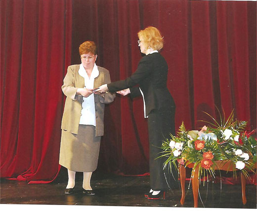A VARADINUM Kulturális Alapítvány elismerésben részesíti és emlékplakettel ajándékozza me az Ady Endre Líceumot