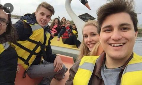 Golfleckék, lovaglás, vizibiciklizés, szekerezés és közös ebéd a Kingslandban