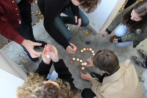 Megemlékezés a #Colectiv szórakozóhelyi tűzvészben elhunytakra