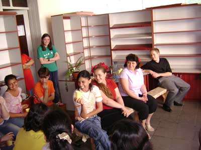 A román katedra szervezésében június 1-jén  az iskola diákjainak egy csoportja adományokat gyűjtött rászoruló gyermekek rés