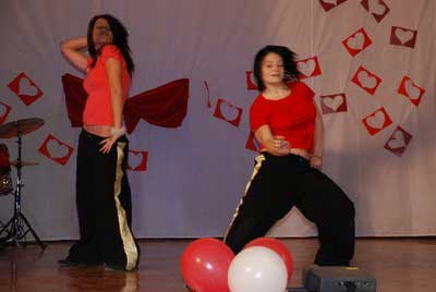 Valentin-nap az Adyban. Piros ruhás divatbemutatóval, andalító zenével és szerelmes táncokkal ünnepelték a X-XI.-es diákok a sze