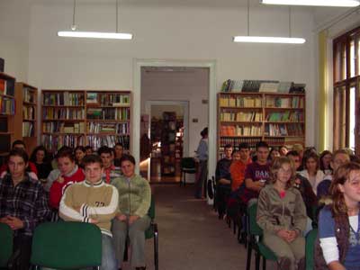 Október 23-án iskolánk könyvtárában bensőséges megemlékezést tartottunk az 1956-os forradalom alkalmából melyen a történele